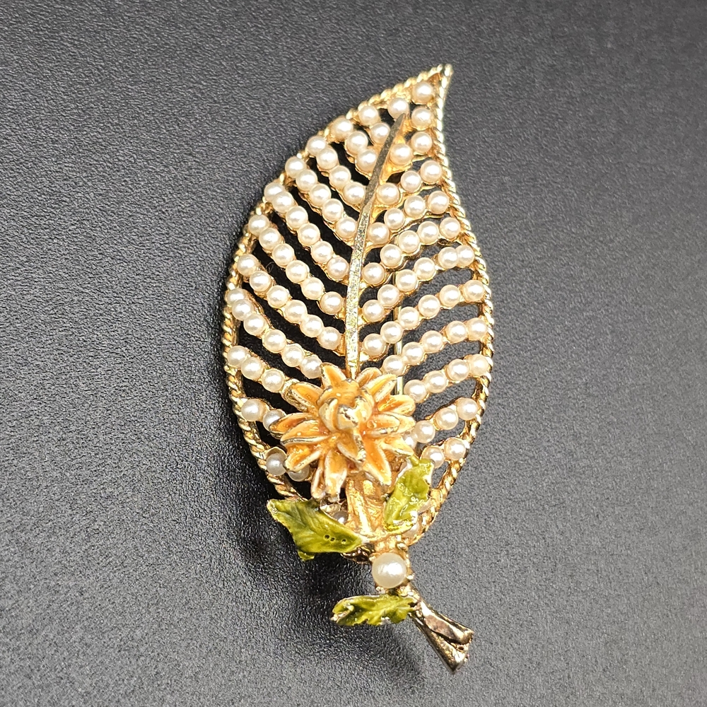 VTG BSK Faux Pearl Leaf Flower Brooch Gold Tone Enamel Floral Pin Mid Century